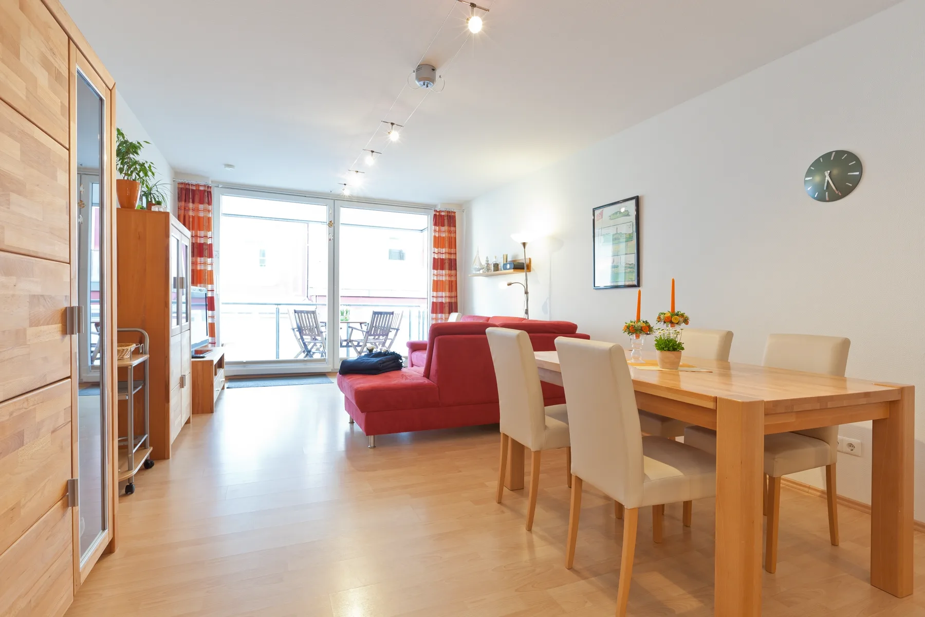 Heller Wohnbereich der Ferienwohnung Seeadler 08