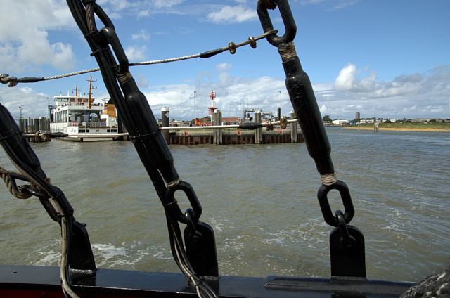 Die Brigg verlässt den Hafen